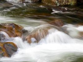 bela cachoeira com águas cristalinas borradas fotografadas em longa exposição foto