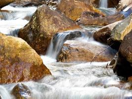 bela cachoeira com águas cristalinas borradas fotografadas em longa exposição foto