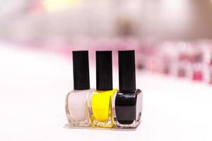 esmaltes em cores diferentes foto