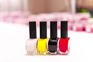 esmaltes em cores diferentes foto