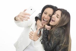 amigos atraentes e sorridentes tomando selfie foto