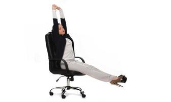 jovem empresária sentada em uma confortável cadeira de escritório em fundo branco foto