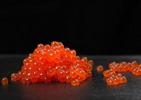 caviar de salmão granulado vermelho foto