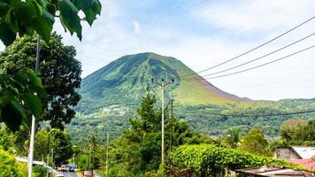 a bela montanha lokon na cidade de tomohon foto