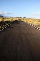longa estrada deserta vazia foto