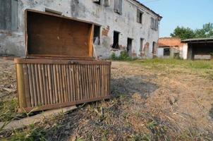 caixa de madeira vazia perto de uma fazenda abandonada foto