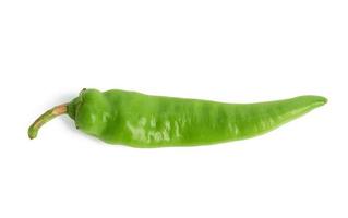vagem de pimenta verde isolada no fundo branco, tempero picante foto