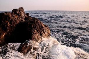 vista das rochas do oceano foto
