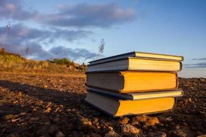 livros empilhados no chão foto