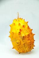 fruta kiwano isolada foto