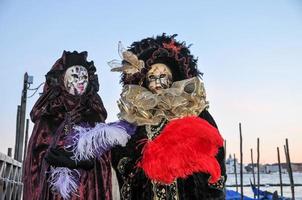 pessoas não identificadas usando máscaras de carnaval no carnaval de veneza em veneza, itália, por volta de fevereiro de 2022 foto