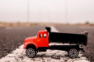 caminhão de brinquedo na estrada foto
