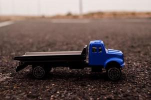 caminhão de brinquedo na estrada
