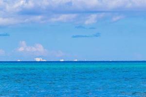 vista panorâmica da paisagem tropical para a paisagem urbana da ilha de cozumel, méxico. foto