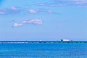 barcos iates navio jetty beach em playa del carmen méxico. foto