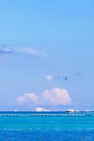 barcos iates navio jetty beach em playa del carmen méxico. foto