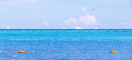 vista panorâmica da paisagem tropical para a paisagem urbana da ilha de cozumel, méxico. foto