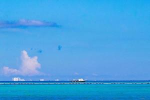 barcos iates navio jetty beach em playa del carmen méxico. foto