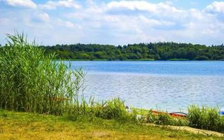 belo lago do norte da alemanha com céu azul no verão alemanha. foto