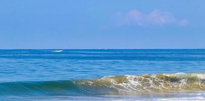 extremamente grandes ondas de surfista na praia puerto escondido méxico. foto