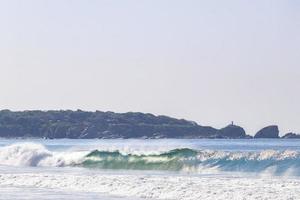 ondas de surfistas extremamente enormes praia la punta zicatela méxico. foto