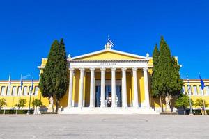 o edifício do centro de congressos zappeion edifícios históricos em atenas, grécia. foto