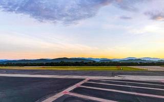 nascer do sol colorido no aeroporto com montanhas em puerto escondido méxico. foto