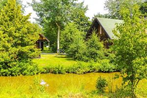 casa de madeira casa de férias na floresta pelo lago rio alemanha. foto