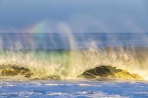 ondas enormes extremamente altas com arco-íris em puerto escondido méxico. foto