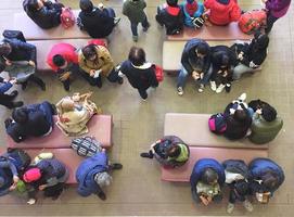 turistas japoneses. e estrangeiros esperando o trem para estar na sala de passageiros. foto