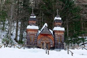 a capela russa na passagem vrsic é uma capela ortodoxa russa localizada na estrada russa, no lado norte da passagem vrsic, no noroeste da eslovênia, no parque nacional de triglav. foto