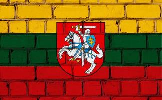 bandeira da lituânia em um plano de fundo texturizado. colagem de conceito. foto