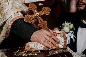 ivano-frankivsk, ucrânia, 2 de outubro de 2021, os noivos se dão as mãos durante uma cerimônia de casamento na igreja foto