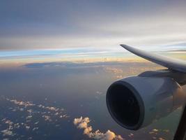 vista da janela do avião do céu à luz da noite com motor de avião foto