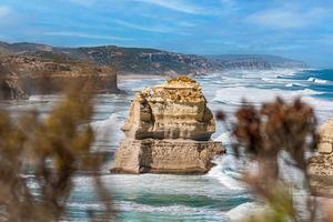 vista sobre o litoral acidentado e selvagem dos 12 apóstolos no sul da austrália foto