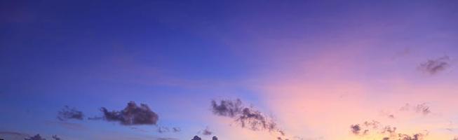 céu colorido dramático com arrebol e nuvens iluminadas foto