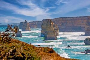 vista sobre o litoral acidentado e selvagem dos 12 apóstolos no sul da austrália foto