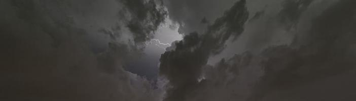 imagem de um flash no céu noturno com nuvens brilhantes foto