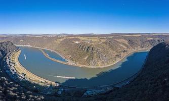 imagem panorâmica de drone da rocha loreley no rio reno tirada do lado oposto do reno sob céu azul e sol foto