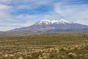 foto do monte ngauruhoe e do monte ruapehu no parque nacional de tongariro, na ilha norte da nova zelândia, no verão