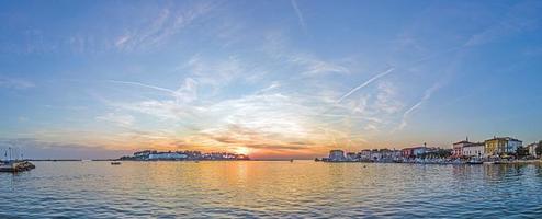 imagem do pôr do sol colorido do porto da cidade costeira croata de porec foto