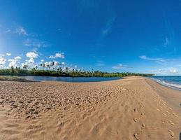 vista panorâmica sobre o estuário do rio pojuca na província brasileira da bahia durante o dia foto