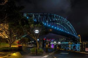vista da ponte do porto em sydney à noite foto