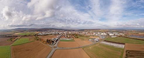 drone panorama sobre a cidade de hessian butzbach durante o dia no outono foto