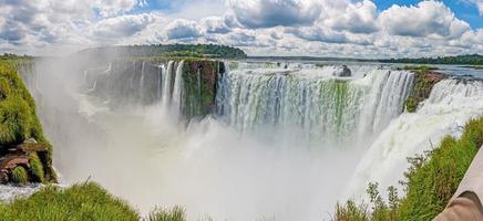 foto do espetacular parque nacional do iguaçu com as impressionantes cachoeiras na fronteira entre argentina e brasil