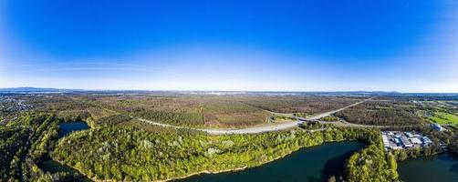 imagem aérea panorâmica da área de recreação local oberwaldberg perto da cidade de moerfelden-walldorf perto de frankfurt am main foto