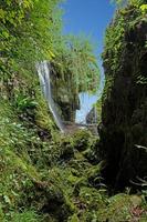 canyon no rio korana perto da cidade de rastoke na croácia durante o dia foto