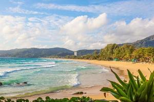 imagem panorâmica da praia vazia de kamala em phuket, na tailândia, no verão foto