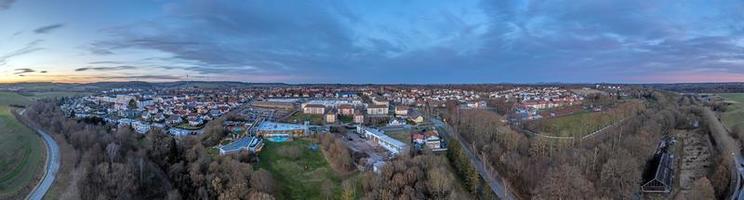 panorama de drones sobre a cidade de spa alemã bad arolsen no norte de hesse durante o pôr do sol foto