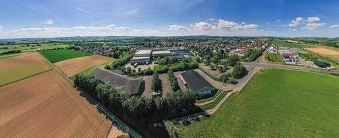 panorama drone do município hessiano do sul de reinheim foto